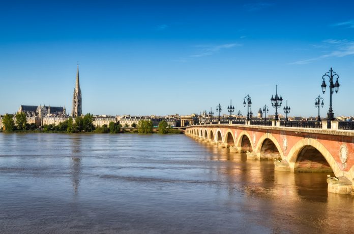Bordeaux rivier brug met St Michel kathedraal