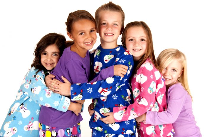 kinderen in pyjama's